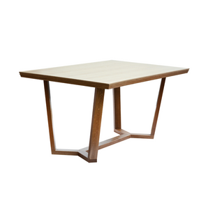 Mesa de comedor en madera.
